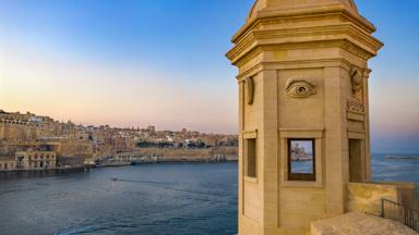 malta_valetta_senglea_toren_uitzicht_zee_shutterstock
