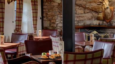 hotel_groot-brittannie_schotland_drymen_winnockhotel_lounge-open-haard_h