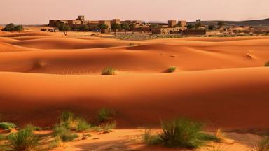 marokko_sous-Massa-daraa_ait-ben-haddou_ouarzazate_overzicht_dorp_zand_heuvels_kameel_mensen