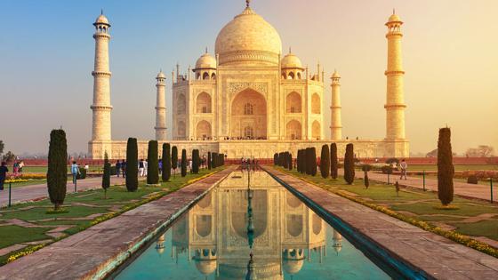 india_uttar_pradesh_agra_mauseoleum-taj-mahal_vijver_shutterstock