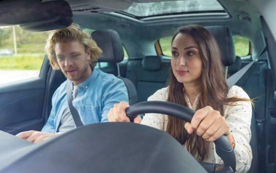 Met meerdere mensen in de auto, wat mag en kan nog?