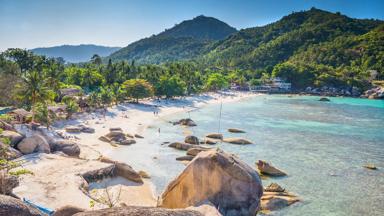 thailand_zuidoost-thailand_koh-samui_silver-beach_uitzicht_heuvels_strand_zee_mensen_iStock