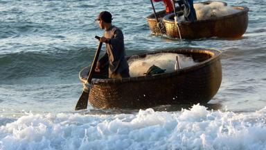 vietnam_phan-thiet_mui-ne_local_vissers_mandbootje-in-de-branding_mooi-beeld_b.jpg