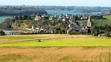 wandelrondreis_frankrijk_bretagne_s-cape_saint-suliac_veld_dorp_baai_crt_bretagne