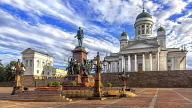 finland_uusimaa_helsinki_kathedraal_dom_standbeeld-alexander-II_plein_shutterstock_726849064