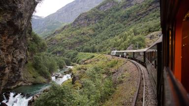 noorwegen_vestland_myrdal_flam_flamsbana-trein_spoorweg_uitzicht_bocht_getty
