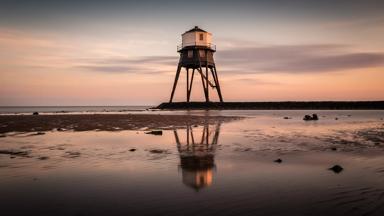 groot-brittannie_engeland_essex_harwich_noordzee_vuurtoren_dovercourt_zonsondergang_strand_getty