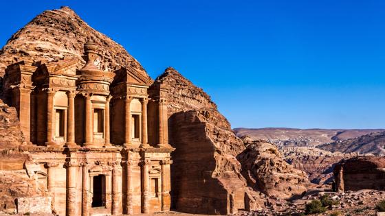 jordanie_petra_klooster_uitzicht_heuvels_shutterstock