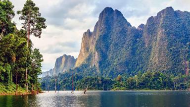 thailand_suratthani_khao-sok-national-park_krijtrotsen_meer_b