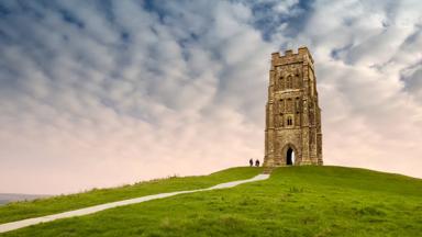 engeland_somerset_glastonbury_tor_heuvel_st-michaels-tower_mensen_wandelpad_iStock