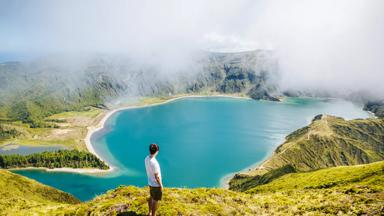 portugal_azoren_sao-miguel_lagoa-do-fogo_meer_man_uitkijkpunt_mist_shutterstock_584318497