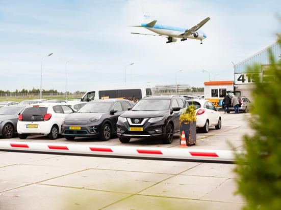 Auto's geparkeerd bij luchthaven