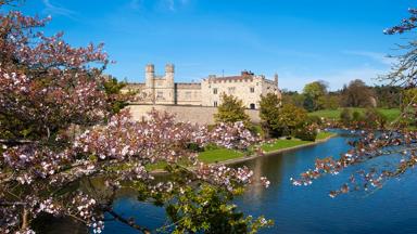 groot-brittannie_engeland_kent_leeds-castle_kasteel_bloesem_water_getty-120809440