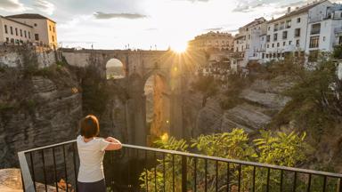 spanje_andalusie_ronda_puente-nuevo_el_tajo_vrouw_zonsondergang_kloof_GettyImages-867883388