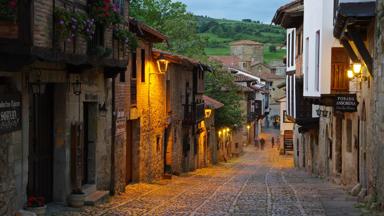 spanje_cantabrie_santillana-del-mar_straatbeeld_avond_sfeer_getty