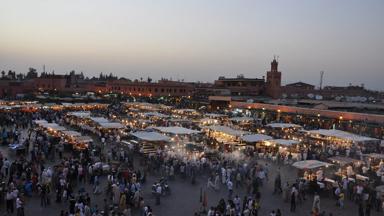 marokko_marrakech-safi_marrakesh_djemaa-el-fna_plein_markt_drukte_mensen_lichtjes_w