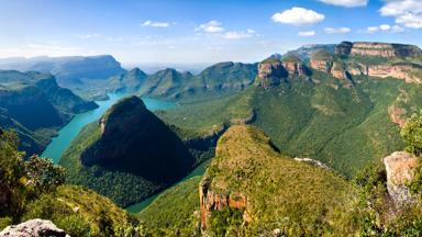 zuid-afrika_panorama-route_mpumalanga_blyde-river-canyon_uitzicht_blyde-rivier_three-rondavels-view_shutterstock-106837340