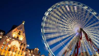 Lille. Quartier Lille-Centre. La grande roue est installée pour les fêtes de Noël sur la Grand Place (Place du General de Gaulle).