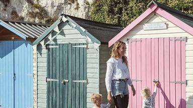 groot-brittannie-devon-beer-strandhuisje-moeder-met-kinderen