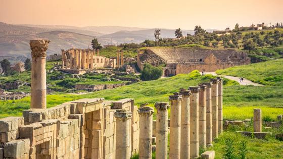 jordanie_gerasa_jerash-ruines_overzicht_groen_gebergte_shutterstock