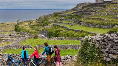 sfeer_ierland_county-galway_aran-islands-inis-oirr-inisheer_gezin_fietsen_stenen-muur_tourism-ireland.jpg
