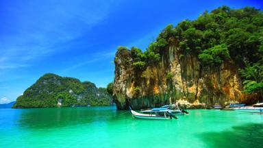 thailand_zuid-thailand_koh-phi-phi_bootje_zee_krijtrotsen_shutterstock