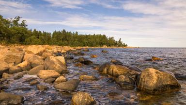 finland_oostzee_botnische-golf_rotsen_zee_shutterstock_1989994958