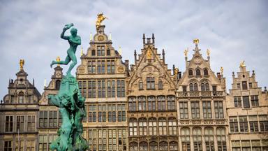 belgie_antwerpen_brabomonument_standbeeld_gevels_GettyImages-1175763058