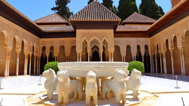 spanje_andalusie_granada_alhambra_fontein_patio_shutterstock_1567096477