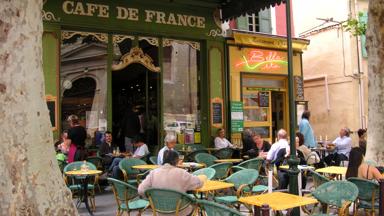 frankrijk_provence-alpes-cote-d-azur_Isle-sur-la-Sorgue_cafe_terras_mensen