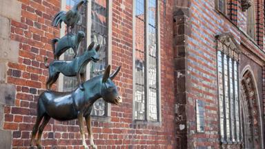 duitsland_noord-duitsland_bremen_bremer-stadsmuzikanten_standbeeld_ezel_hond_kat_haan_muur_getty