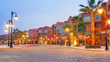 egypte_rode-zee_hurghada_marina_boulevard_avond_verlicht_rode-gebouwen_b