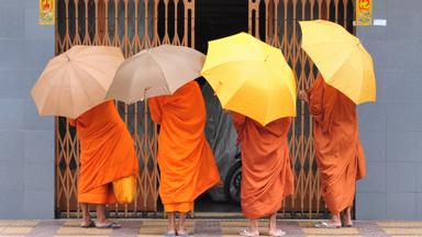 cambodja_phnom-penh_monnik_poort_paraplu_b