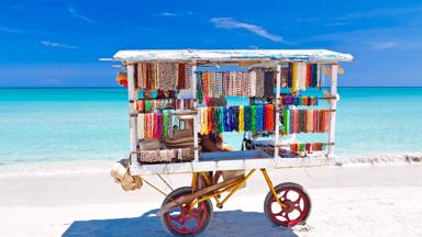 cuba_matanzas_varadero_playa-azul_strandverkoper_kraam_kettingen_blauwe-zee_strand