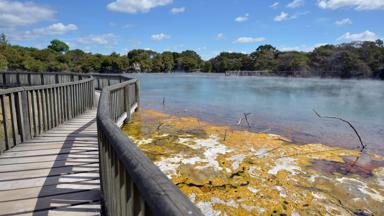 nieuw-zeeland_rotorua_te-puia_boardwalk_sfeerbeeld_b.jpg