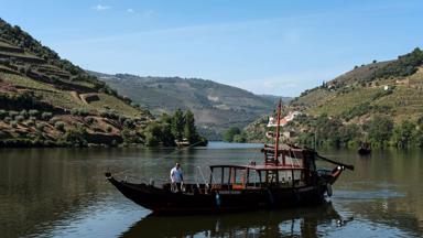 portugal_porto_duoro-vallei_rivier_boot_man_associacao-de-turismo-do-porto-e-norte