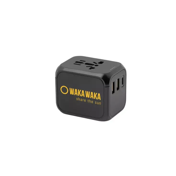 Universele wereldstekker met drie usb poorten