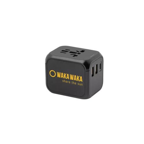 Universele wereldstekker met drie usb poorten