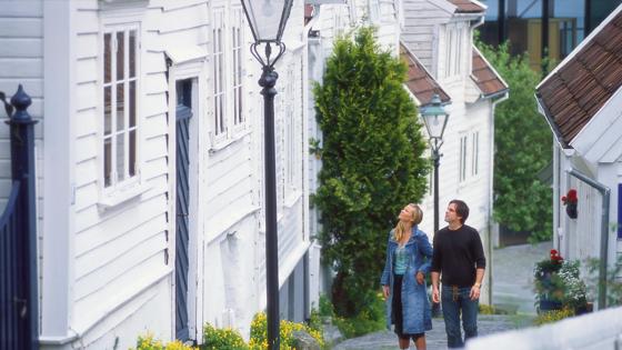 noorwegen_west-noorwegen_stavanger_stel-wandelen-straat_© Terje Rakke _ Nordic Life AS _ www.fjordnorway.com