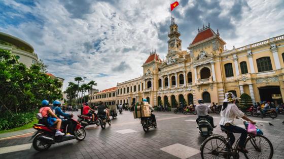 vietnam_zuidoost_ho-chi-minh-stad_saigon_stadhuis_weg_scooters_mensen_getty