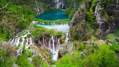 kroatie_lika-senj_plitvice-meren_waterval_meer_wandelpad_rotsen_bos_getty-661796613
