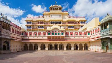 india_rajasthan_jaipur_chandra-mahal_stadspaleis_shutterstock_197923865