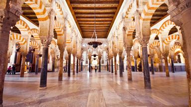 spanje_andalusie_cordoba_moskee_binnekant_bogen_getty-145945138