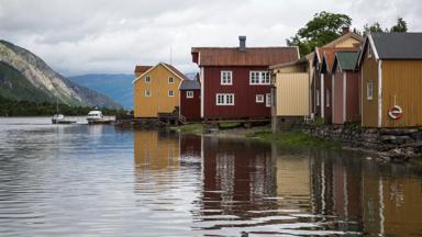 noorwegen_nordland_mosjoen_sjogata_rivier_houten-huizen_boot_getty