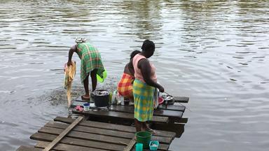 suriname_danpaati_wassendevrouwen_rivier_f