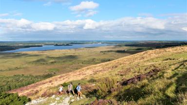 wandelrondreis_frankrijk_bretagne_s-cape_cotes_d-armor_wandelaars_heuvel_crt_bretagne