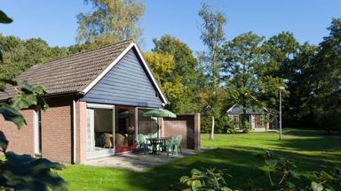 hotel_nederland_nieuwe-heeten_sallandshoeve_bungalow_ijssel_terras_overzicht