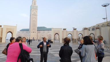 marokko_casablanca-settat_casablanca_hassan-II-moskee_minaret_gids_mensen_groep_d