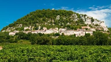 frankrijk_provence-alpes_seguret_dorp_heuvel_rotsen_GettyImages-803026360