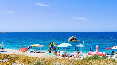 camping_italie_sardinie_aglientu_camping-village-baia-blu-la-tortuga_strand-met-parasols